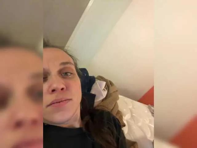 Blueeyedbaddie from BongaCams