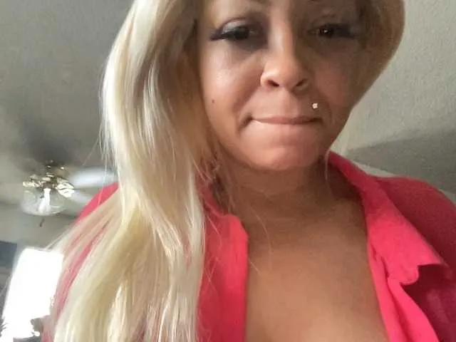 CocaNutt from BongaCams