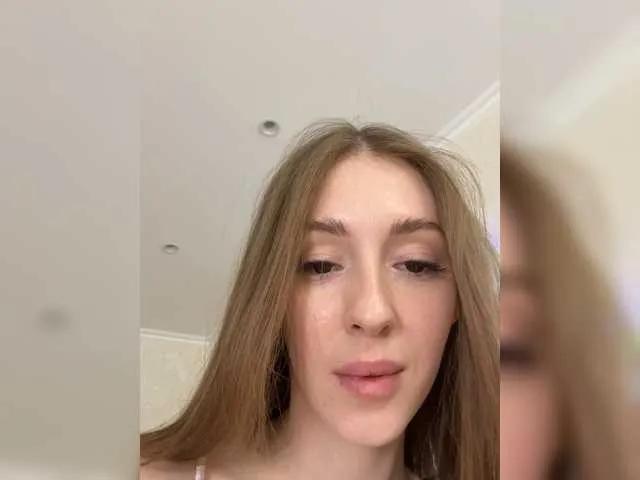 EmmiMoon from BongaCams