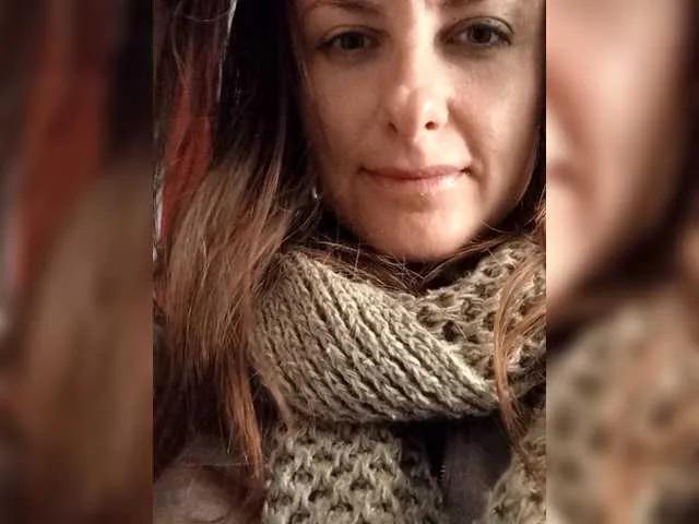 Erine9900 from BongaCams