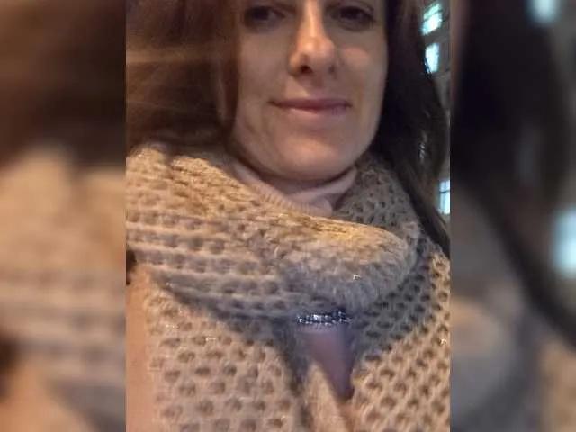 Erine9900 from BongaCams