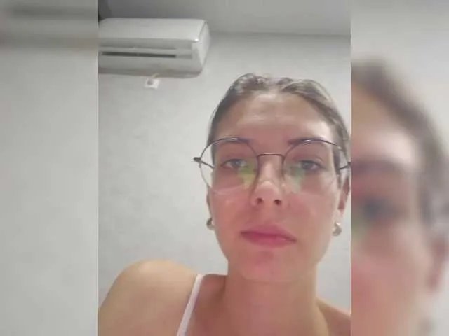 SharlottaChan from BongaCams