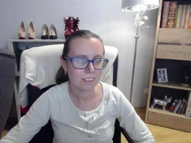 Watch SparkleLizzy, she wants to masturbate for you sparkleLizzy from BongaCams