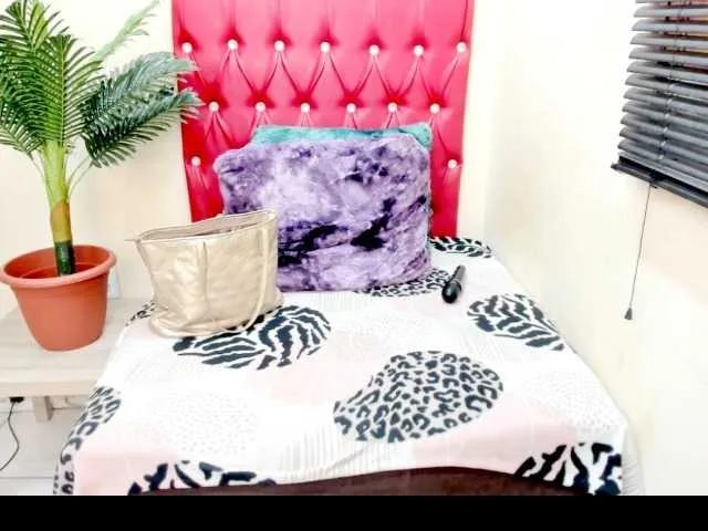 strawberrylips from BongaCams