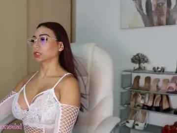Join naked stripper Delsee_ delsee_ from Chaturbate