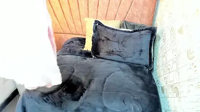 Naked Issa_Milf__ wants you to fuck her body now Issa_Milf__ from StripChat