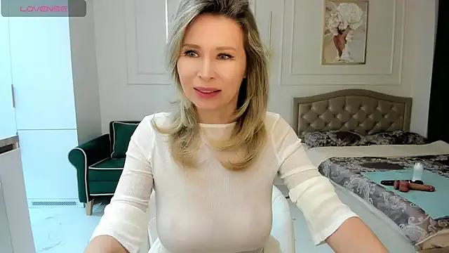 Hot Jolie_Ozolla wants you to fuck her body now Jolie_Ozolla from StripChat